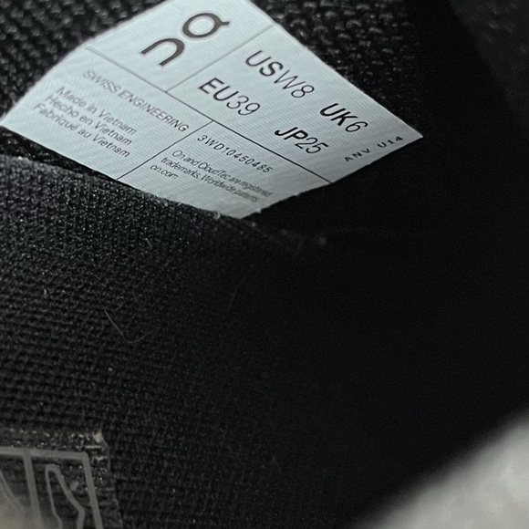 On Cloud Women’s Athletic Shoes in Black and White - worn twice - Picture 6 of 8